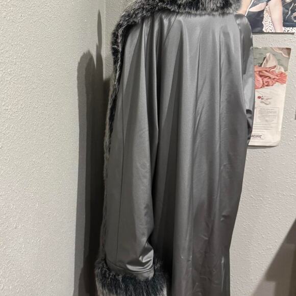 Silvery grey faux fur trim and cuff trench coat - Picture 4 of 5